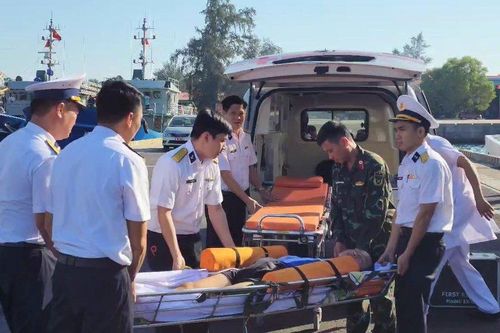 Đưa ngư dân tỉnh Quảng Nam bị bệnh từ Trường Sa về đất liền điều trị