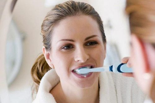 Ngủ dậy phải đánh răng hay uống nước trước? Hóa ra nhiều người mắc sai lầm mà không hề hay biết
