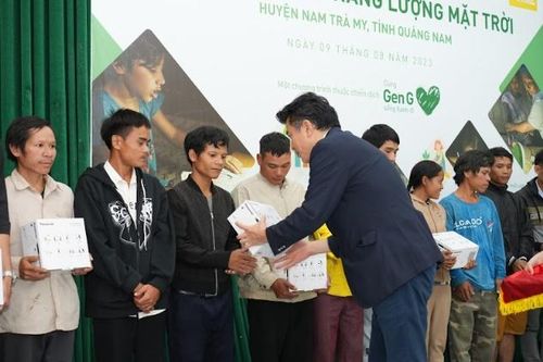 Hỗ trợ đèn năng lượng mặt trời cho hơn 300 hộ gia đình khó khăn