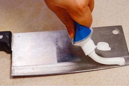Bôi kem đánh răng lên lưỡi dao, ai cũng tưởng dại nhưng thấy kết quả phải đua nhau làm theo
