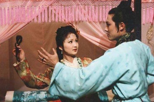 Tại sao trong các gia đình quý tộc thời xưa, khi vợ chồng chủ nhân ngủ, sẽ có người hầu ngủ bên cạnh