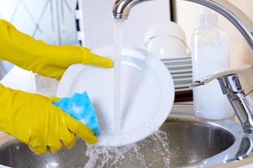 Rửa chén bằng nước nóng hay nước lạnh thỉ tốt hơn