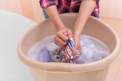 Quần áo dính dầu mỡ vò rã tay không sạch: Hãy áp dụng ngay một trong những cách này!