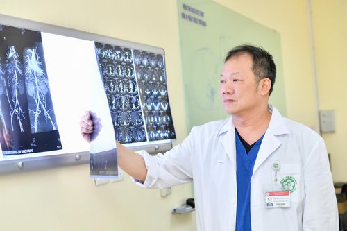 Ông Dương Đức Hùng - Chủ tịch Hội đồng Quản lý Bệnh viện Bạch Mai làm Giám đốc Bệnh viện Việt Đức