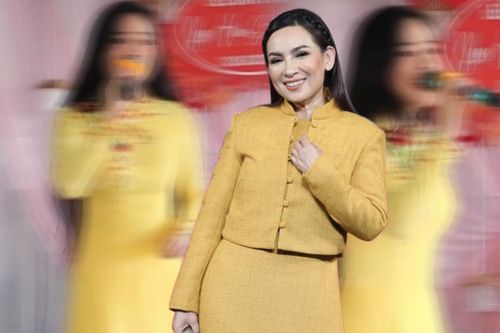 Nữ ca sĩ hát đám cưới bất ngờ được nhận xét giống hệt Phi Nhung
