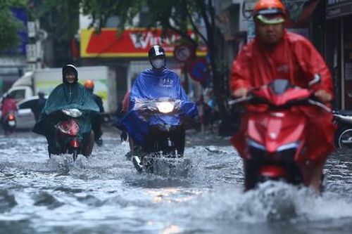 Hà Nội: Mưa trắng trời khiến đường phố ngập sâu, nhiều xe chết máy giữa đường