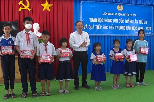 Trao Học bổng Tôn Đức Thắng cho học sinh huyện Tri Tôn
