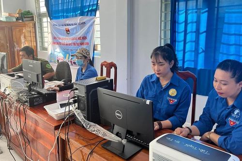 Tuổi trẻ Tri Tôn ra quân hỗ trợ người dân cài đặt định danh điện tử