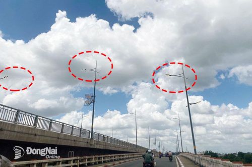 Đèn đường lại sáng giữa ban ngày