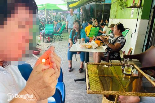 Cấm hút thuốc lá: 'Cuộc chiến' còn khó khăn
