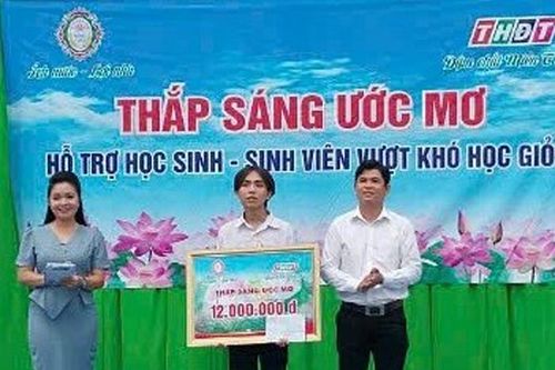 Trao học bổng 'Thắp sáng ước mơ'
