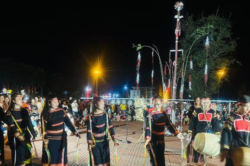 Giao lưu cồng chiêng nhân kỷ niệm 75 năm ngày thành lập Đảng bộ thị xã Ayun Pa