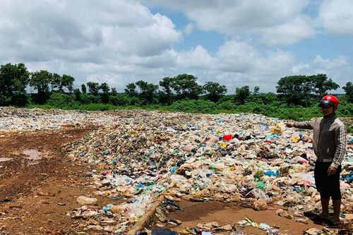 Người dân bức xúc vì mùi hôi từ bãi rác xã Glar