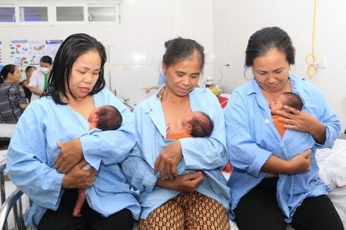 Hai sản phụ mang tam thai tự nhiên 'vượt cạn' thành công sinh 6 bé gái