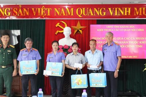 Khối thi đua các cơ quan Nội chính tỉnh Khánh Hòa: Thăm hỏi, tặng quà 20 công chức, người lao động khó khăn