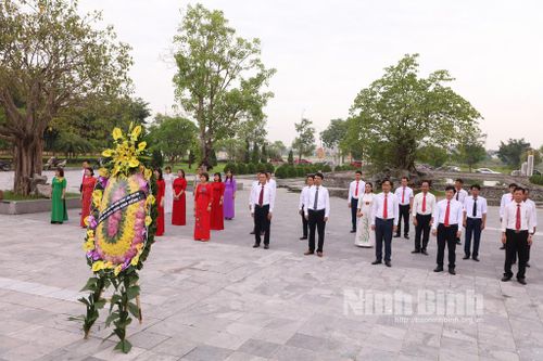 Hội Nông dân tỉnh dâng hương tại Đài tưởng niệm liệt sĩ tỉnh; tổ chức các hoạt động chào mừng Đại hội Hội Nông dân tỉnh lần thứ VII