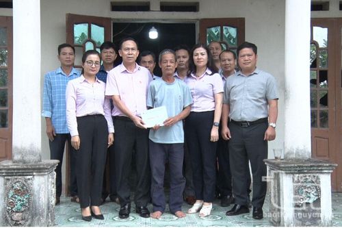 Động viên, hỗ trợ gia đình nạn nhân bị lũ cuốn tử vong