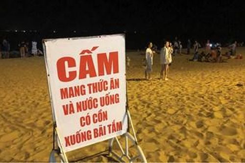 Giữ sạch bãi biển mùa hè