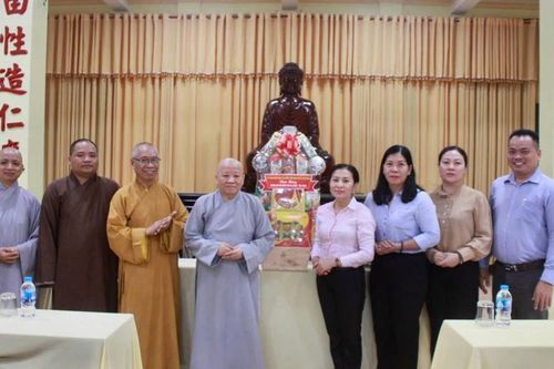 Phó Chủ tịch Ủy ban MTTQVN TP.HCM thăm trường hạ chùa Phước Thiện (H.Bình Chánh)