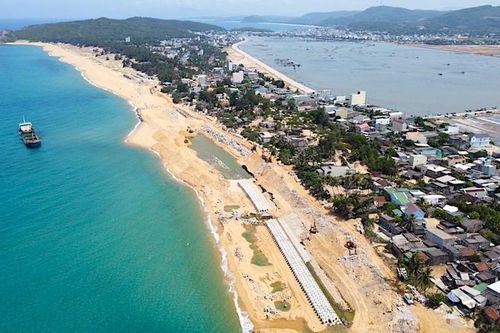 Bán xác tàu sắt mắc cạn tại vùng biển Quảng Ngãi