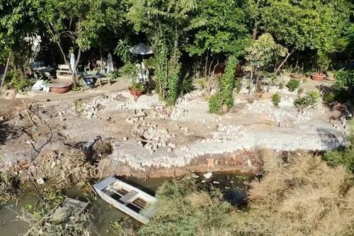 Quán cà phê cạnh bờ sông Sài Gòn tại quận 12 bị sạt lở nghiêm trọng