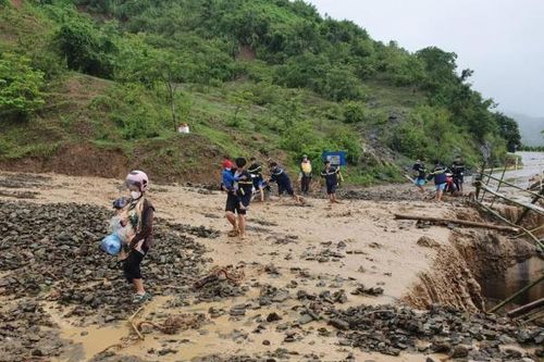 Mưa lớn tiếp tục gây sạt lở, ách tắc giao thông nhiều tuyến đường ở Sơn La