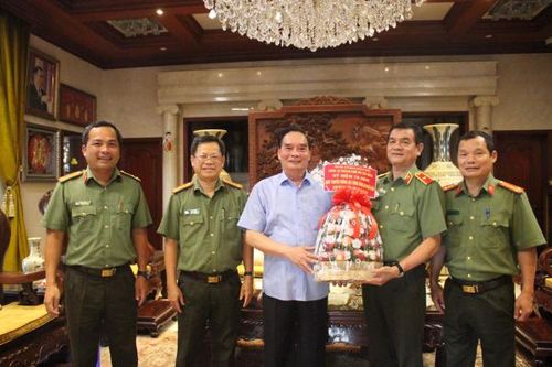 Công an TP Hồ Chí Minh thăm hỏi gia đình các đồng chí nguyên lãnh đạo