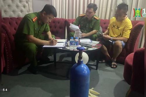 Cảnh sát đồng loạt kiểm tra nhà hàng, quán bar