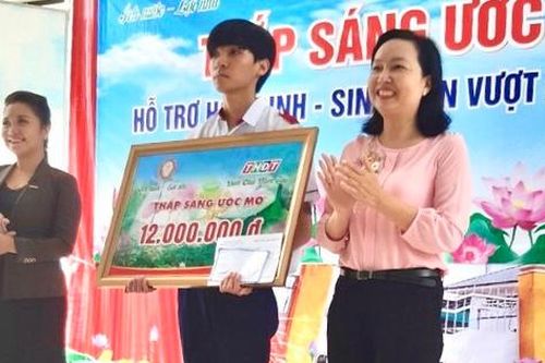 Đồng Tháp: Trao học bổng 'Thắp sáng ước mơ' tặng học sinh Lê Thanh Tùng