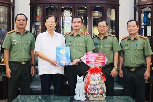Ban Giám đốc Công an TPHCM thăm, tặng quà gia đình các đồng chí nguyên lãnh đạo