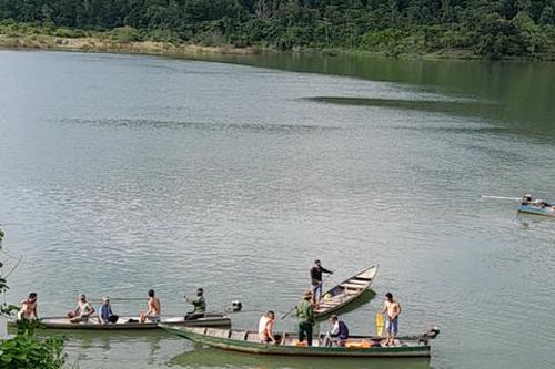 Ghe chở 8 người lật trên hồ thủy điện, 2 nạn nhân tử vong và mất tích