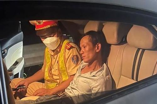 Công an phối hợp chặn bắt hai vụ vận chuyển 426.000 USD và 6.000 viên ma túy