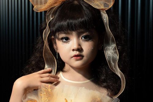 Sao nhí 'Hương vị tình thân' chiếm trọn sự chú ý khi trình diễn trên sàn catwalk