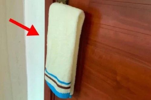Tại sao nên treo khăn ướt trên tay nắm cửa ở khách sạn?