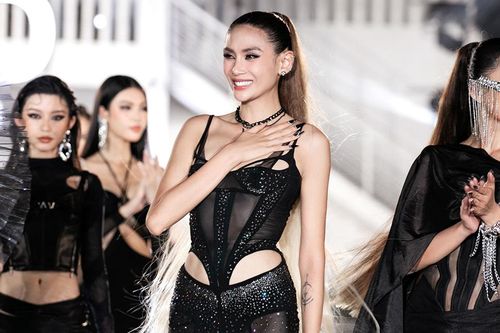 Siêu mẫu Võ Hoàng Yến bật khóc khi thực hiện được ước mơ sau 19 năm ấp ủ