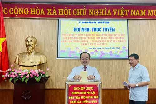 Bắc Kạn quyên góp 734 triệu đồng cho chương trình phổ cập điện thoại thông minh