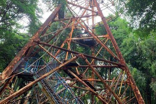 Tháo dỡ công trình xuống cấp tại Công viên Tuổi trẻ Thủ đô