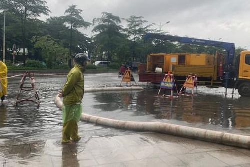 Mưa 'trắng trời', Hà Nội xuất hiện úng ngập cục bộ