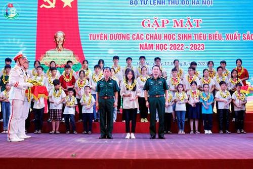 Tuyên dương 110 học sinh giỏi con cán bộ, nhân viên BTL Thủ đô