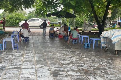 Chiếm dụng để kinh doanh tại dự án cải tạo Vườn hoa hồ Thạch Bàn (quận Long Biên)