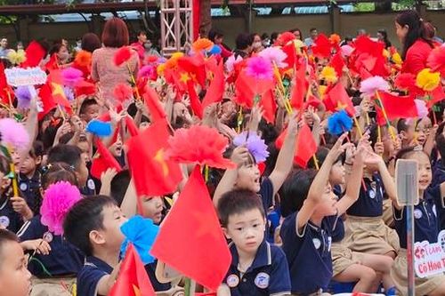 Thầy cô trường tiểu học Nam Thành Công đón các bé lớp 1 với 'nhạc hội' tưng bừng