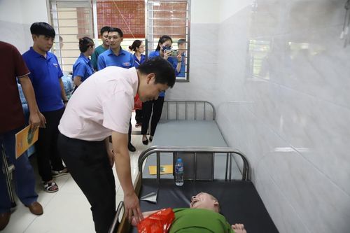Quận Hoàn Kiếm thăm, tặng quà nạn nhân chất độc da cam
