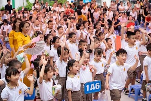 Hà Nội: Cha mẹ cùng con háo hức 'Chào lớp 1'