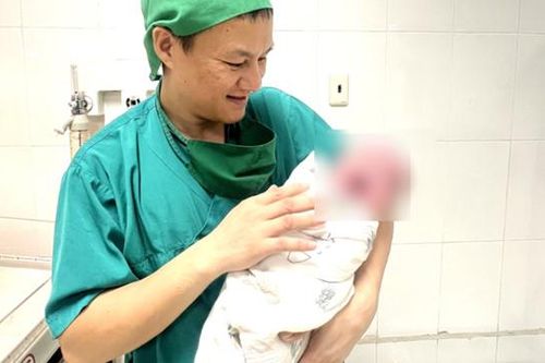 Bé gái sơ sinh chào đời nặng 5 kg