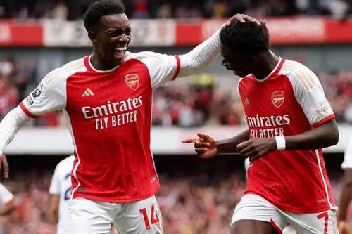 Saka vẽ siêu phẩm giúp Arsenal giành trọn 3 điểm ngày ra quân