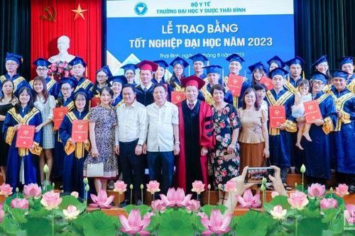 Trao bằng tốt nghiệp Đại học cho hơn 900 Bác sĩ, Dược sĩ, Cử nhân y khoa