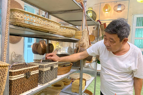 Nghệ nhân Nguyễn Văn Trung làm chân dung Bác Hồ từ mây tre đan
