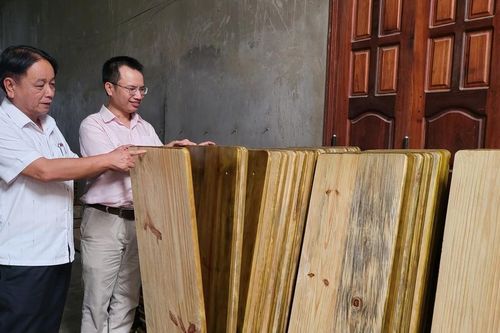 Cán bộ, giáo viên vùng cao chung tay sửa chữa 1.000 bộ bàn ghế xuống cấp