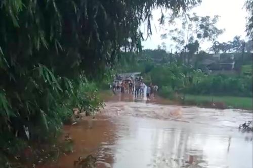 Hai mẹ con ở Phú Thọ bị lũ cuốn trôi khi đi qua đập tràn