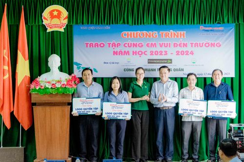 Hơn 11.000 quyển tập cho học sinh có hoàn cảnh khó khăn ở Cần Thơ